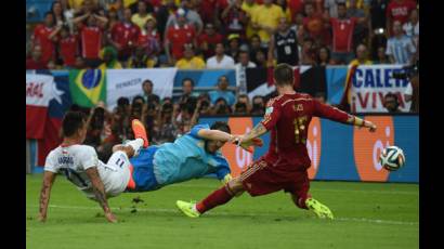 Eduardo Vargas anota