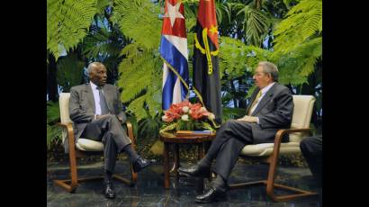 Recibe Raúl al Presidente de Angola