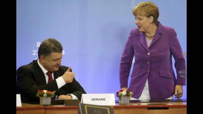 Piotr Poroshenko junto Angela Merkel 