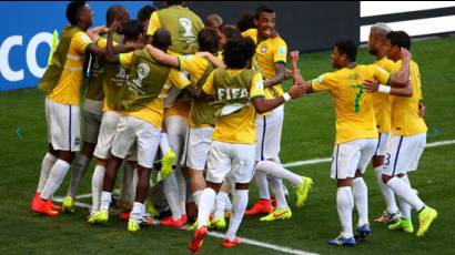 Brasil clasifica a cuartos en un partido dramático.