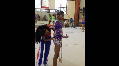 La entrenadora Maydelis Delgado y Lorelis Rodríguez