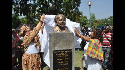 Busto dedicado al Poeta Nacional de Suriname