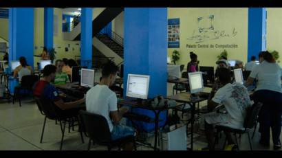 Jóvenes se dan cita en el Palacio Central de Computación