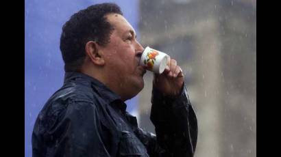 Hugo Chávez tomando café