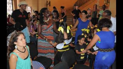 Los brigadistas de la Venceremos bailaron con los pequeños de La Colmenita