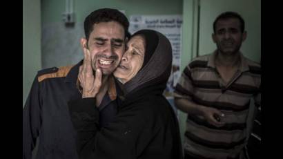 Palestinos lloran la muerte de un familiar tras bombardeo