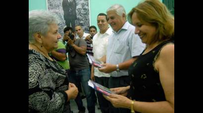 Gladys Bejerano entregó ejemplares de la revista Auditoría y Control a Ana María Mari Machado