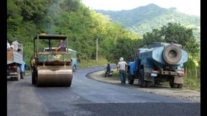 Carretera en reparación en Manicaragua, Villa Clara