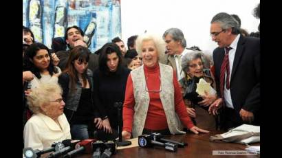 Abuelas de Plaza de Mayo