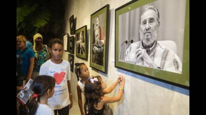 Niños asisten al a exposición Fidel es Fidel