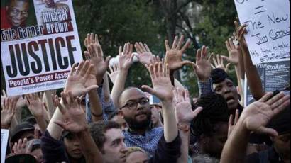Manifestantes contra la violencia policial