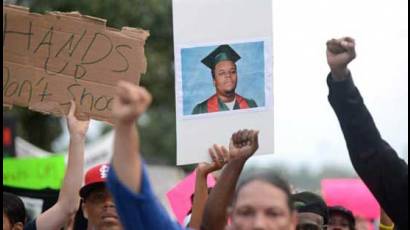 Aumentan las manifestaciones populares por la muerte del joven Michael Brown