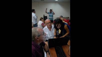 Grupo de periodistas debate con nuestros lectores