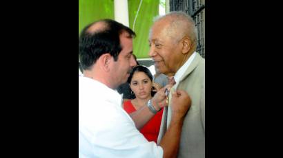Fernando González impuso la distinción al profesor jamaicano Keith Ellis