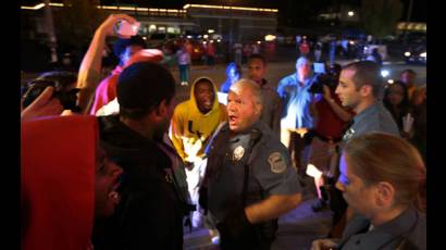 Policías y manifestantes de Ferguson