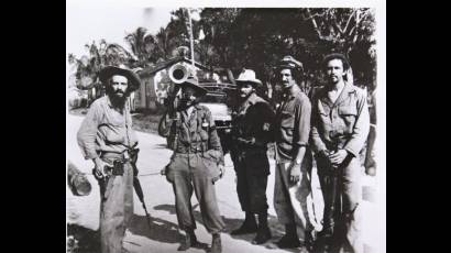 Camilo Cienfuegos al llegar a la región central