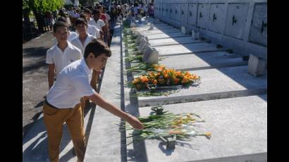 Estudiantes en el Cementerio de Colón
