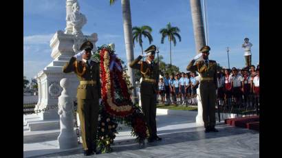 Ofrenda floral a nombre del pueblo de Cuba