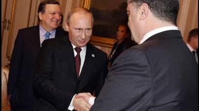 Putin califica como positiva su reunión con Poroshenko