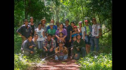 Militantes y jóvenes del periódico Adelante y Televisión Camagüey 