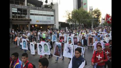 Marchan desde Los Pinos hasta el Zócalo 