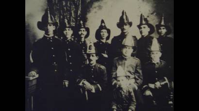 Grupo de bomberos de la etapa colonial