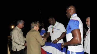 Recibe Raúl Castro a deportistas cubanos