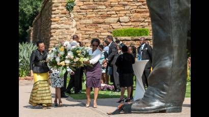 Corona de flores en la estatua que homenajea a Mandela