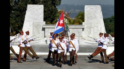 Revista militar en el Mausoleo El Cacahual