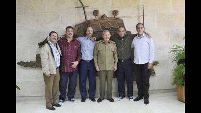 Raúl junto a los Cinco Héroes de nuestra Patria