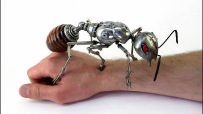 Artista ruso crea increíbles figuras de animales con piezas de coches