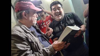 Silvio le lee la dedicatoria de su libro a Maradona