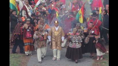 Presidente indígena Evo Morales recibie bastón de mando