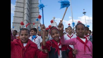 Pioneros en la Plaza de la Revolución