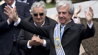 Tabaré Vázquez recibió Banda Presidencial de manos de José Mujica