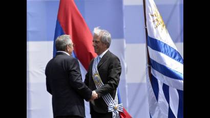 Raúl asiste a toma de posesión de Tabaré Vázquez