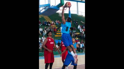 Capitalinos y santiagueros en Liga Superior de Basque