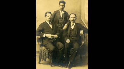 Panchito Gómez Toro (al centro), junto a José Martí y Fermín Valdés Domínguez