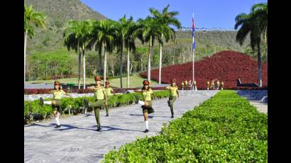 Homenajes en el Mausoleo a los Héroes y Mártires del II Frente