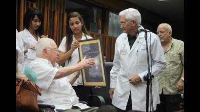 Armando Hart Dávalos entregó el reconocimiento al Doctor en Ciencias Manuel Cepero Nogueiras