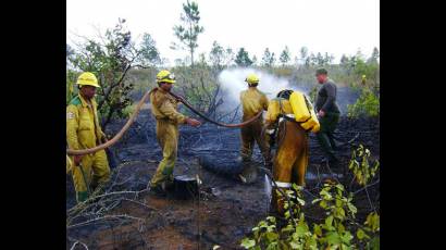 Controlados, pero no sofocados, los incendios aledaños a la meseta de San Felipe (Más fotos)