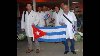 Colaboradores cubanos de la salud viajan a Chile