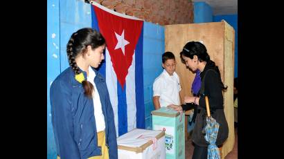 Jóvenes votan en Cuba