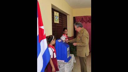 Raúl Castro vota en elecciones parciales
