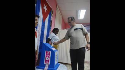 René González ejerce su derecho al voto