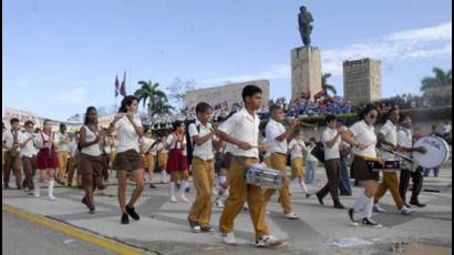 Miles de jóvenes villaclareños desfilarán el Primero de Mayo