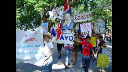 Desfile pioneril por el primero de Mayo