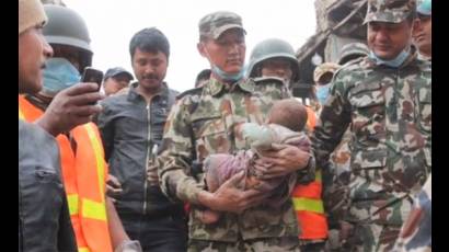 Protestan víctimas del terremoto  en Nepal por lentitud de la ayuda