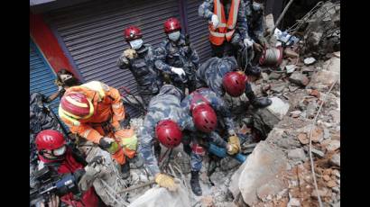 Continúa rescate de víctimas del terremoto