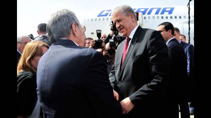 Calificada de fructífera la visita de Raúl a Argelia